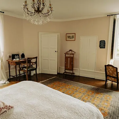 Chateau De La Preuille B&B 몽테규